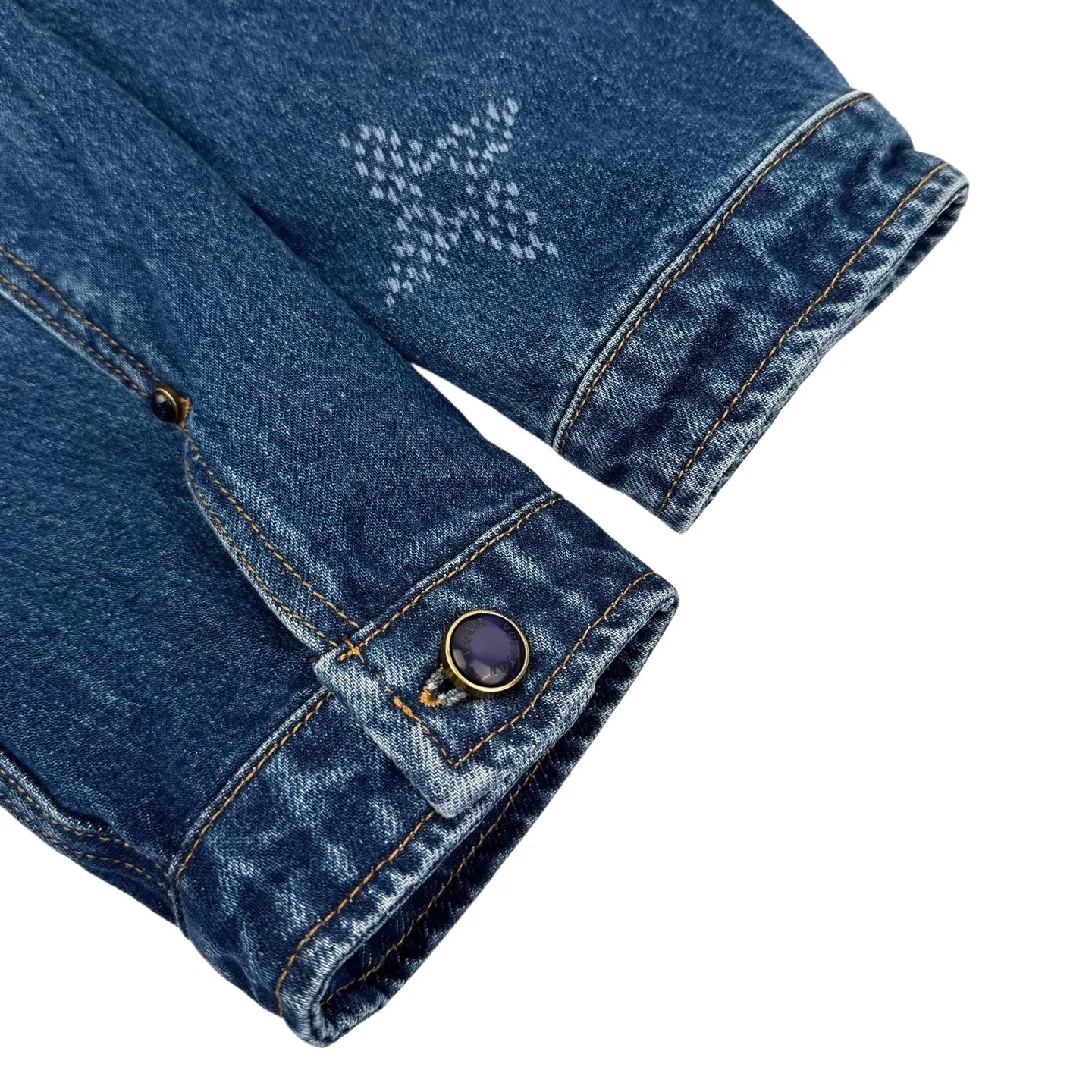 🅿️680 1v 25SS Hubby Gradient Presbyopic Denim Jacket. Original purchase and development for 23,900. The fabric is made of customized indigo thick double-woven cotton. It has high quality and is comfortable and close to the skin. It is based on a subtle gradient from dark blue to light blue. Unique blues artwork. Imperfect perfection. The Monogram Seeds pattern is laid out with a gradient effect. The looming posture quietly emerges and is fully recognizable. The Damier leather label on the back hem is lightly embossed with the LV letters, revealing the noble identity. The longitudinal arrangement of single-breasted buttons becomes the visual guide line, elongating the neck line, adding a delicate buffer between the romance of gradient blue and the toughness of work clothes. The suit is worn for worry-free wear, allowing the wearer to become a walking color narrative. Digital printing technology adopts digital pattern design and prints the pattern directly on the fabric through an inkjet printer to achieve Monogram Seeds operation. The transition is natural. The pattern is clear, using multiple horses and rub sand to rub specific parts with a high-pressure spray gun to achieve a local gradient effect, and then use frosting technology to create a unique texture pattern. The workmanship is extremely complex and time-consuming and labor-intensive. The double process of washing and light frying is to desize and clean the denim material first, and then sand wash to produce a fading effect. The denim jacket is fried through special chemical treatment to give a special contrasting effect. Size:S-M-L-XL